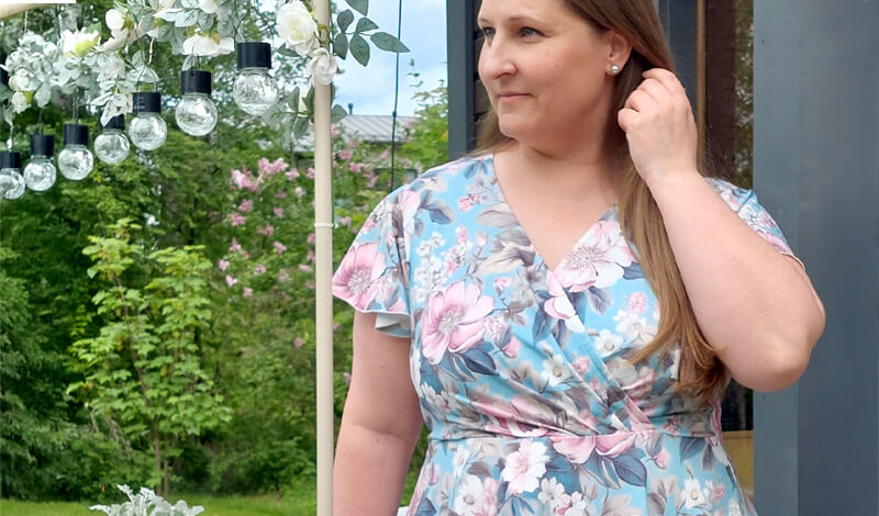Kuvassa kauniisti istuva mekko kietaisupääntiellä Onnistuvan Kietaisu Pilke kaavalla ommeltuna. 