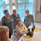 Kaisa opettaa koneen käyttöä.