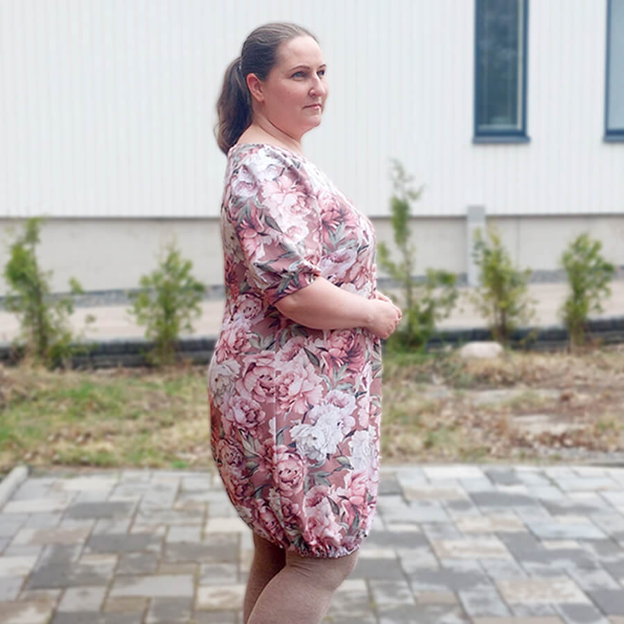Pilvi-kaavalla ommeltu pussihelmainen mekko sivusta. Siro selän istuvuus ja väljä vatsan alue