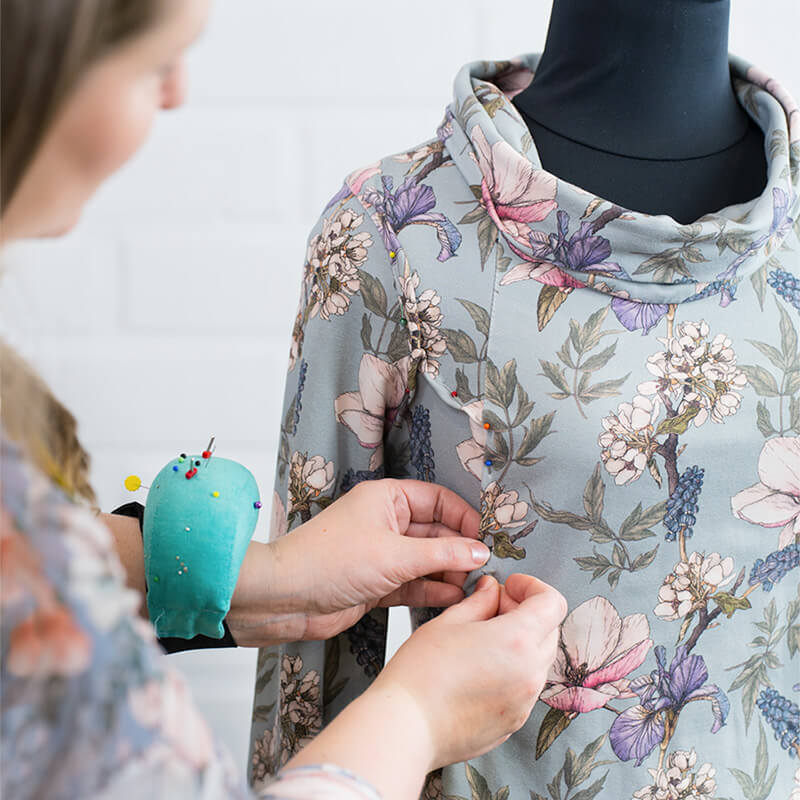 Nuppineuloilla tarkistetaan kaavanmuokkauksen tekemiseen tarvittava määrä.